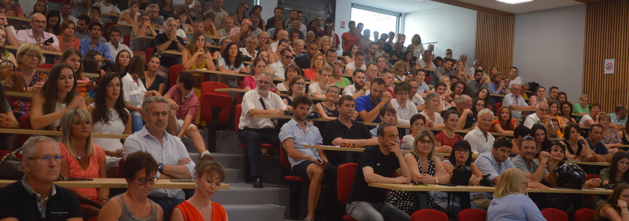 Assemblée attentive dans l'amphi 200